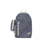 Mochila Nike Elemental con estampado geométrico en tonos azul, negro y beige. Cuenta con un compartimento principal con cierre, un bolsillo frontal con cierre y bolsillos laterales de malla.