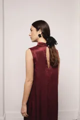 Vestido largo y amplio con cuello alto y mangas cortas abullonadas. Diseño a rayas verticales en tonos dorado y gris. Incluye viso liso al tono.