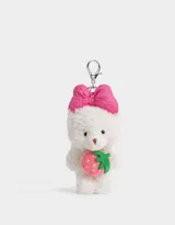 Llavero de peluche con forma de oso blanco, moño rosa y fresa. Cuenta con gancho metálico para colgar.