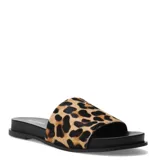 Sandalias Bottero con capellada de cuero con estampado de leopardo y base plana color negro.