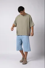 Remera negra de tejido tipo lino, corte holgado y cuello redondo. Sin estampas ni bordados.