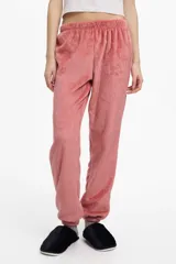Pantalón de pijama de color rosa, con cintura elastizada y puños ajustables.