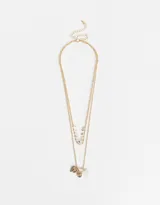 Collar corto dorado con doble cadena, una con dijes de estrellas y otra con dijes de corazón dorado y piedra rosa.