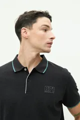 Polo color beige con textura, corte regular, logo estampado en el pecho y mangas cortas con ribete blanco.