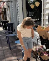 Brazalete rígido plateado con textura irregular.