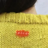 Buzo amarillo tejido a mano con lana merino.