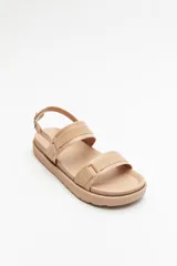 Sandalia color verde militar con plataforma chunky de goma liviana, tiras de material sintético ajustables y hebilla metálica.