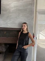 Top negro con lentejuelas, sin mangas y corte cropped.