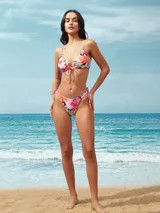 Top de bikini blanco con copa removible y cordones ajustables.
