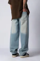 Pantalón jean gris de corte amplio y tiro alto.