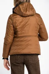 Campera acolchada negra con costuras horizontales, forro y capucha en color marrón claro. Cierre frontal y puños de tejido acanalado.