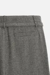 Pantalón gris de corte recto con cinturón de la misma tela, bolsillos laterales y traseros de vivo.