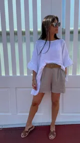 Short de lino rojo con cinto de raffia, ligero y cómodo, ideal para días cálidos.