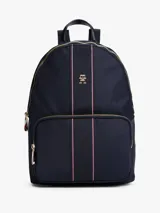 Mochila Tommy Hilfiger Corporate azul marino de nailon con acabado liso. Tiene un diseño curvo, parte posterior acolchada, cierre de cremallera, asa superior, correas ajustables, compartimento principal, bolsillo interior abierto, bolsillo exterior con cremallera e insignia del monograma TH en la parte delantera.