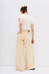 Pantalón jean oxford color amarillo, de tiro alto y corte ancho.