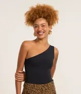 Body básico color durazno, con escote asimétrico y un solo hombro. Confeccionado en microfibra de poliamida y elastano.