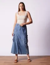 Falda larga color beige, de corte recto, con bolsillos cargo laterales y traseros.