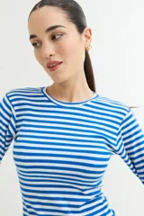 Remera de manga larga ajustada al cuerpo, con cuello redondo y estampado de rayas horizontales blancas y negras.