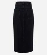Falda midi de jeans color negro, de corte recto, con bolsillos delanteros y traseros, abertura frontal y cierre con botón y cremallera.