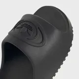 Sandalias Adidas Campus 00s negras de espuma suave de una sola pieza, con ajuste ceñido y pequeñas ranuras en la suela exterior para mayor agarre.