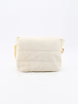 Bandolera acolchada color beige con correa larga regulable.