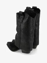 Bota de caña media color negro con detalle de tramado en los laterales. Diseño de punta fina y taco ancho bajo. Confeccionada 100% en cuero.