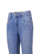 Pantalón de jean celeste de corte recto, tiro medio y pierna regular.