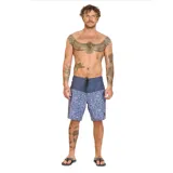 Short de baño Maui and Sons con estampado de motivos playeros en tonos celeste y lila. Presenta cintura elastizada con cordón de ajuste y un bolsillo trasero con ojal de drenaje.