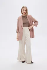 Blazer color rosa viejo, de corte recto, con solapas y mangas 3/4 con botón decorativo.