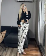 Pantalón palazzo blanco con estampado de motivos tribales en negro, cintura elástica y bolsillos laterales. Talle único.