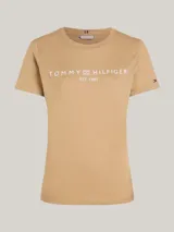 Remera color beige con logo de Tommy Hilfiger estampado en el pecho, corte clásico y cuello redondo.