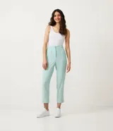 Pantalón zanahoria color celeste pastel, de lino, con pliegues en la cintura, bolsillos delanteros y amarre en la barra.