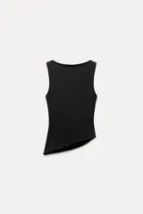 Musculosa negra con cuello barco, sin mangas, detalle de pliegues laterales y bajo asimétrico.