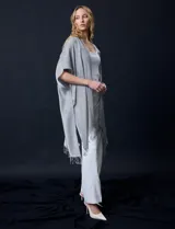 Kimono negro de gasa plisada con detalles de lurex y terminación desflecada.