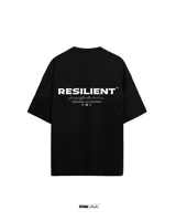 Remera negra de algodón con corte oversize y estampado en el frente con la palabra "RESILIENT" en blanco.