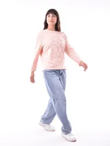 Remera de manga larga color lavanda con estampado gráfico en el frente.