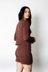 Short de lurex color marrón chocolate, con cintura elástica.