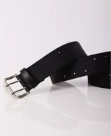 Cinturón negro de cuero con hebilla metálica plateada y múltiples agujeros a lo largo de la correa.