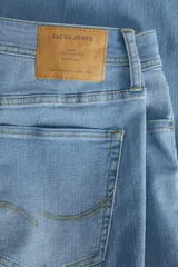 Jean de denim azul con detalle clásico de cinco bolsillos, cierre con cremallera y ajuste skinny.