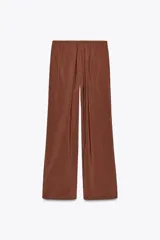 Pantalón de tiro medio color marrón, confeccionado en hilatura con mezcla de lyocell, cintura elástica ajustable con cordones y pierna ancha.