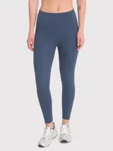 Calza deportiva azul con tiro alto y bolsillos laterales.