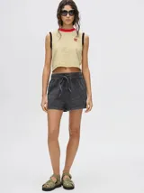 Short negro de denim con cordón ajustable en la cintura y corte relajado.