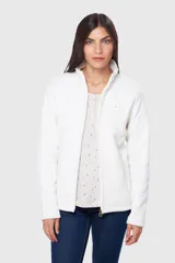 Campera polar azul marino con cuello alto y cierre frontal. Tiene bolsillos laterales con cierre y logo bordado en el pecho.