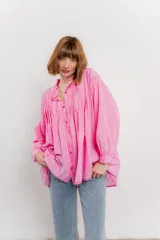 Camisa oversize de algodón color verde lima, con cuello mao con volados y pliegues verticales en el frente.