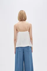 Blusa de lino color naranja, de corte ancho y cuello recto, con breteles finos.