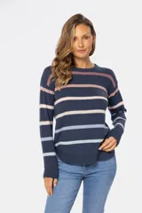 Buzo de tejido fino color blanco con rayas horizontales de colores pastel, confeccionado en algodón.