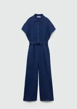 Mono largo azul denim con cuello camisero, manga corta acampanada, cinturón desmontable y cierre frontal con botones.