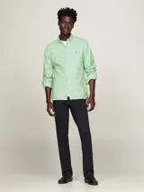 Camisa de hombre Tommy Hilfiger, modelo 1985 TH Flex, color verde claro. Corte regular, cuello abotonado, mangas largas con puños abotonados y logo bordado en el pecho. Confeccionada en algodón Oxford orgánico con Flex Technology.