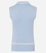 Top de punto sin mangas color negro, ajustado al cuerpo, con cuello polo que presenta ribetes blancos contrastantes. Tiene un cierre frontal de tres botones y un ribete blanco en el ruedo inferior.