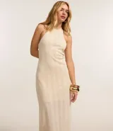 Vestido midi color crema con textura de malla, escote halter y espalda descubierta.